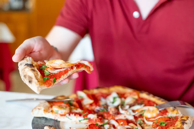 Una pizza appena servita